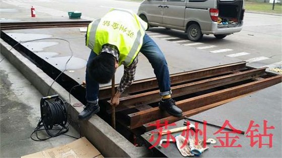 電子地磅維修現場