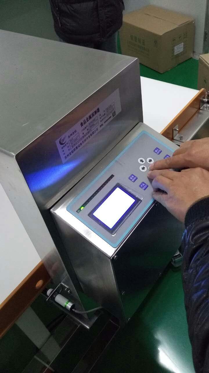 蘇州金鉆金屬檢測機(jī)應(yīng)用現(xiàn)場