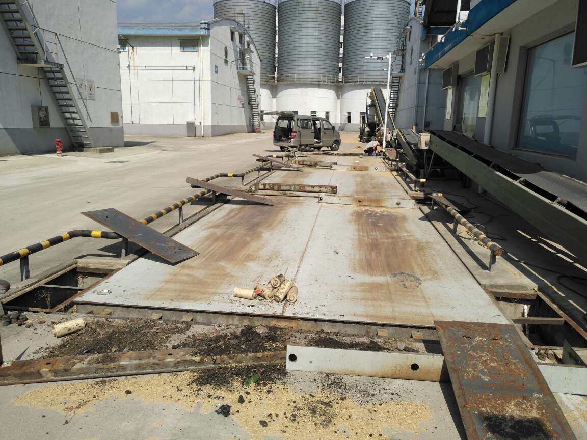 糧食局100噸電子地磅秤臺維護現場