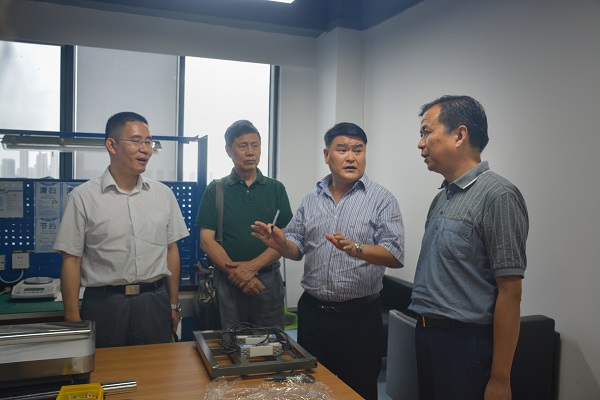 李奇向工商聯(lián)領導匯報了企業(yè)的成長經(jīng)歷和發(fā)展藍圖